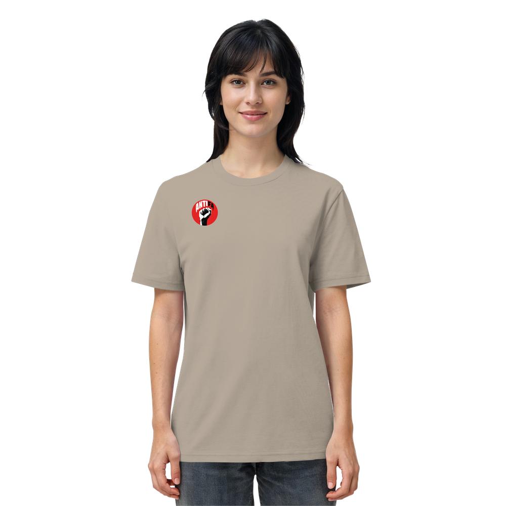 Junge Frau trägt ein Vegan und Bio Unisex Shirt: Antifa - Gemeinsam gegen Rechts, mit rotem grafischen Kreis und schwarzer Faust auf der Brust.