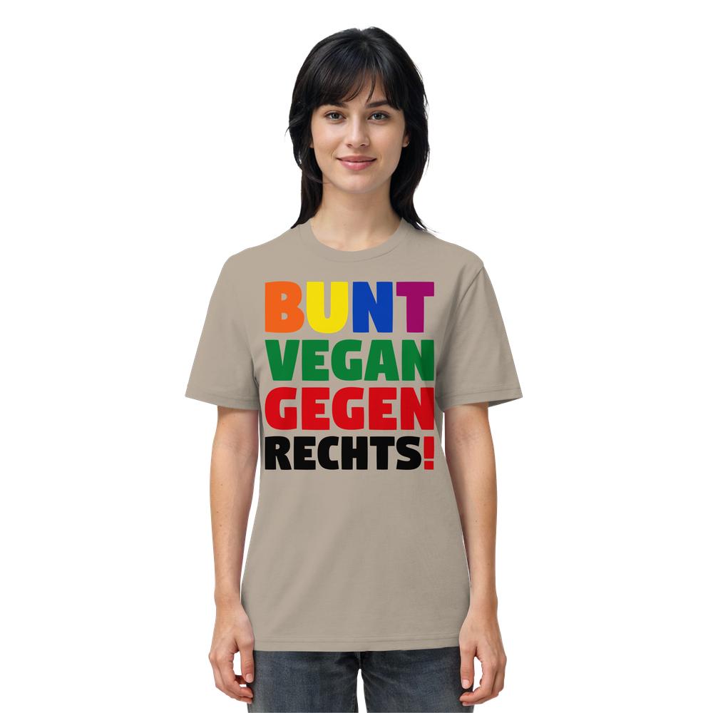Junge Person trägt Vegan und Bio Unisex Shirt: BUNT, VEGAN und GEGEN RECHTS! mit großem, farbigem Statement-Print, symbolisiert Toleranz und vegane Werte. Aus 100% Bio-Baumwolle.