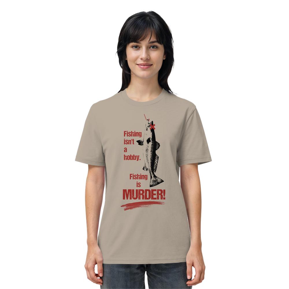 Frau trägt Vegan und Bio Unisex Shirt: Fishing is MURDER! mit schwarzem Fisch-Print und rotem MURDER!-Text. T-Shirt aus 100% Bio-Baumwolle, normale Passform.