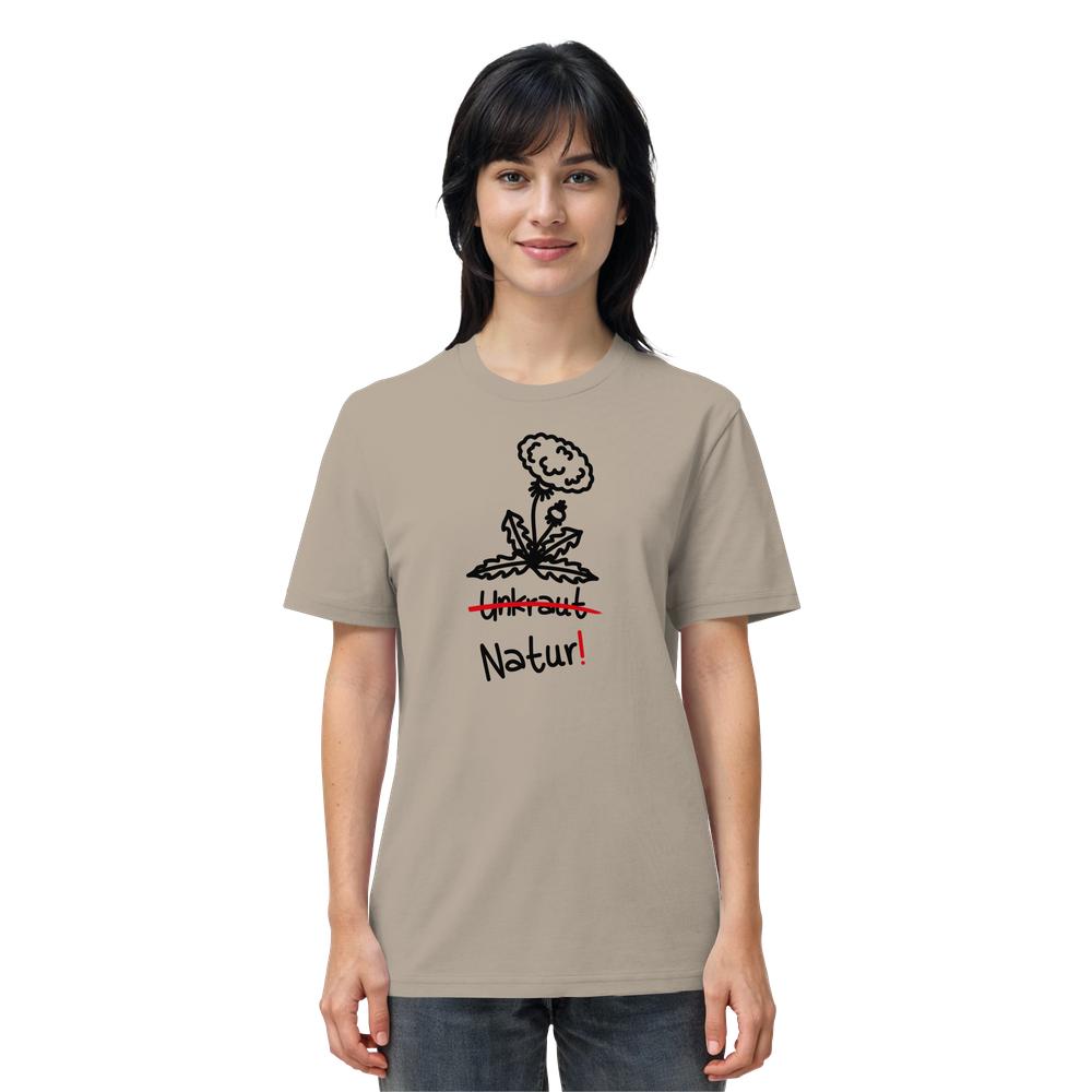 Junge Frau trägt das Vegan und Bio Unisex Shirt: Löwenzahn mit Löwenzahnmotiv, das Unkraut durchstreicht und Natur! betont. 100% Bio-Baumwolle.