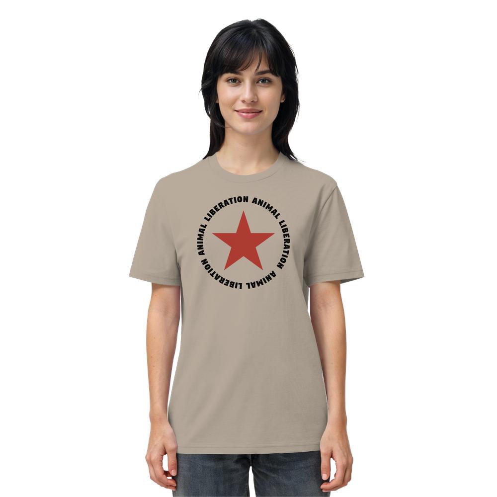 Person trägt ein Vegan und Bio Unisex Shirt: Red Star and Animal Liberation aus Bio-Baumwolle, mit großem roten Stern und „ANIMAL LIBERATION“ Schriftzug.