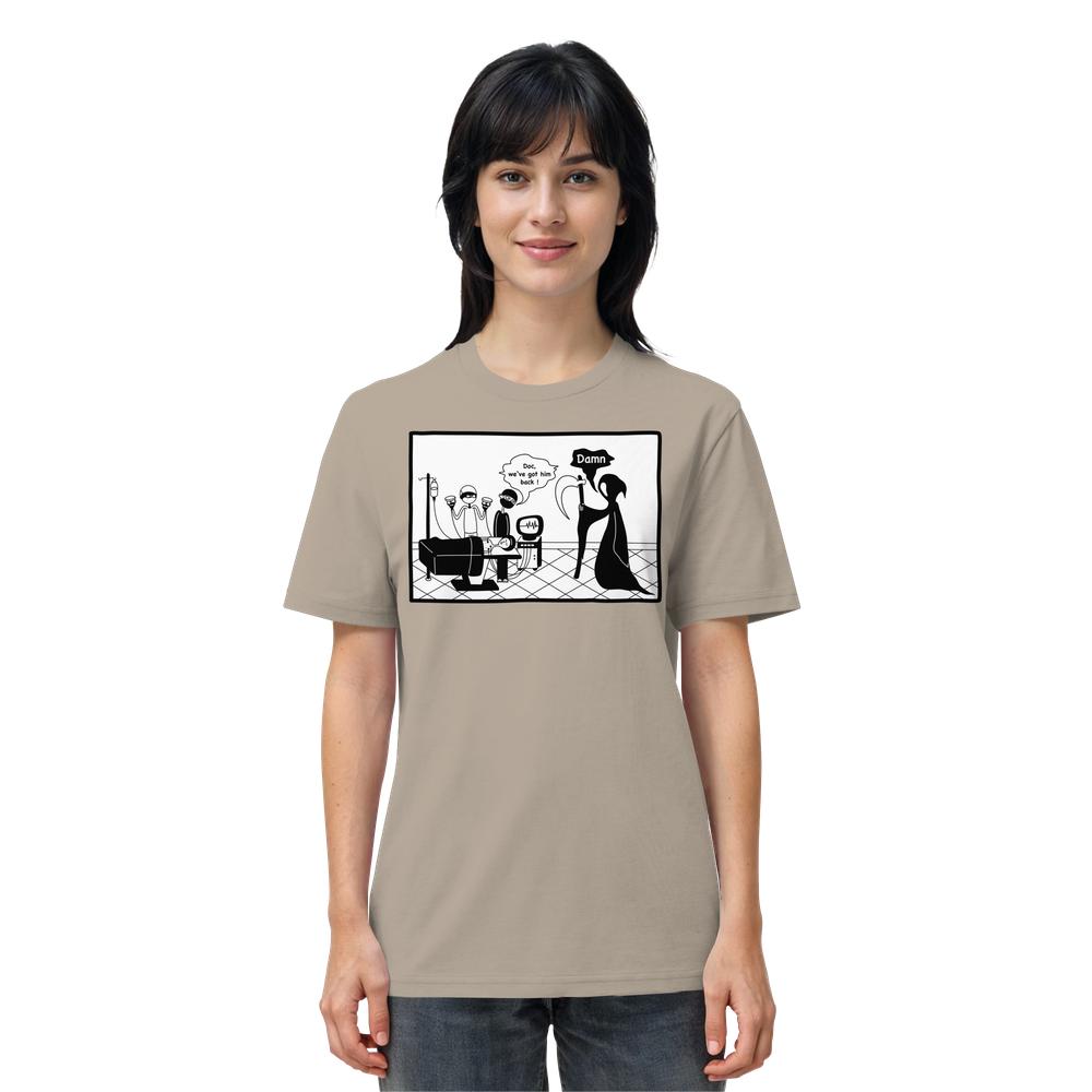 Person trägt ein Vegan und Bio Unisex Shirt: Comicstripe - The Reaper, mit schwarzem humorvollem Comic über den Tod, der im OP von Ärzten besiegt wird.
