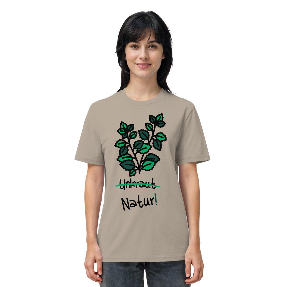 Person trägt ein Vegan und Bio Unisex Shirt: Brennnessel - Naturschutz mit stilisiertem Pflanzenmotiv und Unkraut zu Natur! verändert, aus 100 % Bio-Baumwolle.