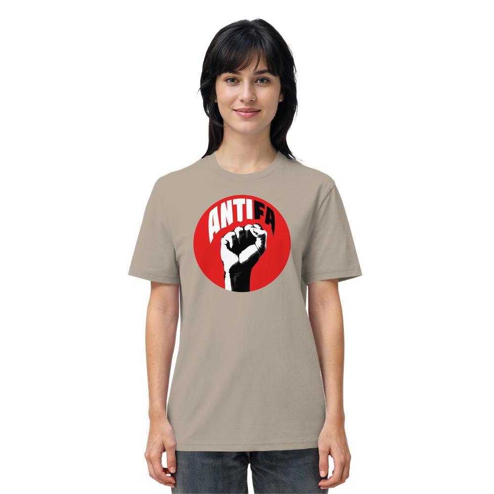 Person trägt ein Vegan und Bio Unisex Shirt: Antifa - Kampf gegen Rechts mit rotem Kreis, schwarzer Faustgrafik und ANTIFA Aufschrift auf hell-tan T-Shirt.