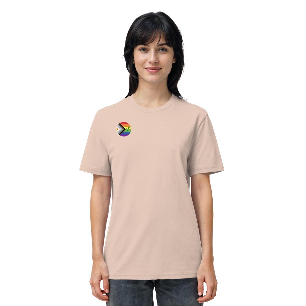 Junge Frau trägt das Vegan und Bio Unisex Shirt: LGBTQIA+ VEGAN mit Progress Pride-Emblem auf der Brust, aus 100% Bio-Baumwolle, normale Passform.