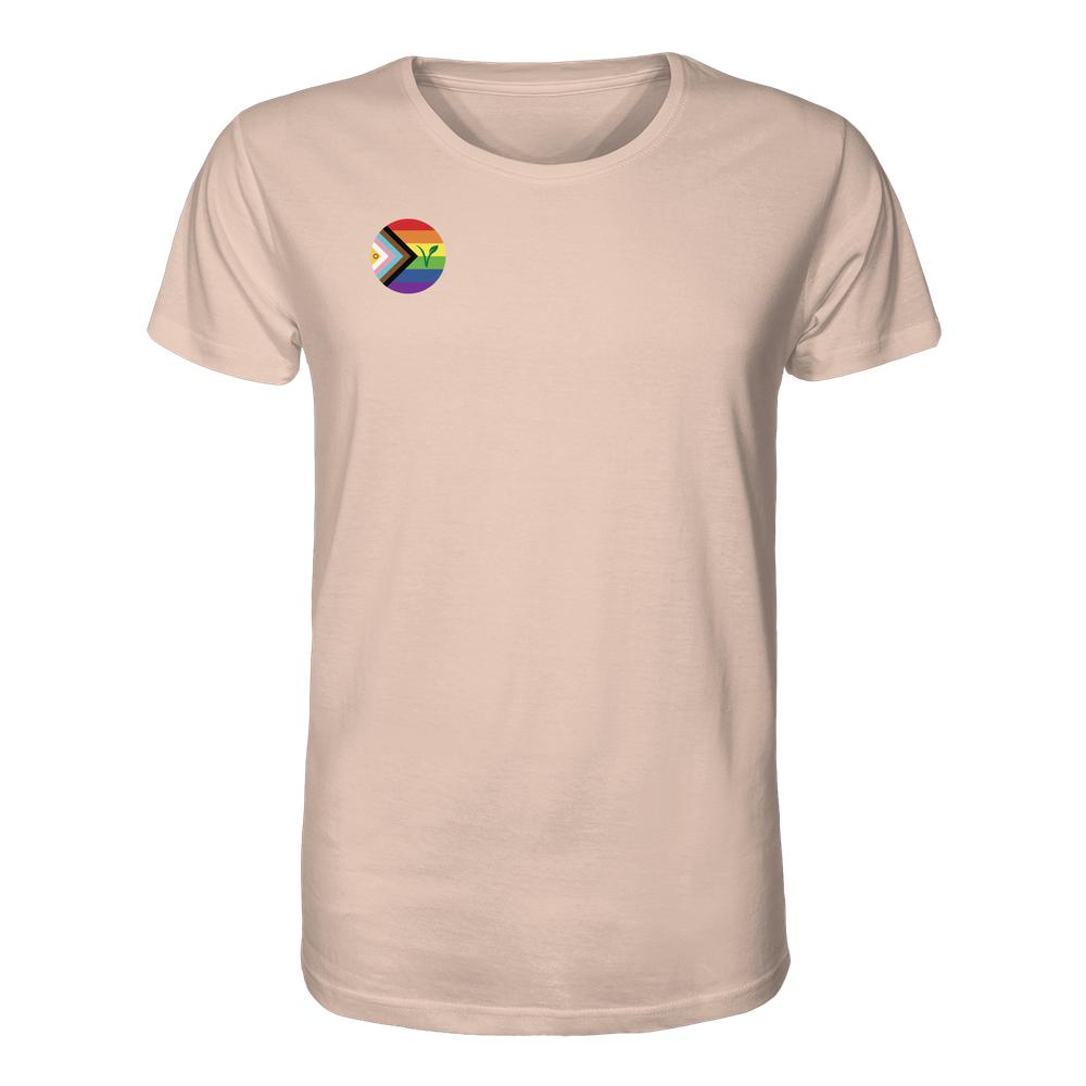Vegan und Bio Unisex Shirt: LGBTQIA+ VEGAN, hellbeige mit kleinem Logo auf der Brust, das die Progress Pride Flagge und ein Pflanzensymbol vereint. 100% Bio-Baumwolle.
