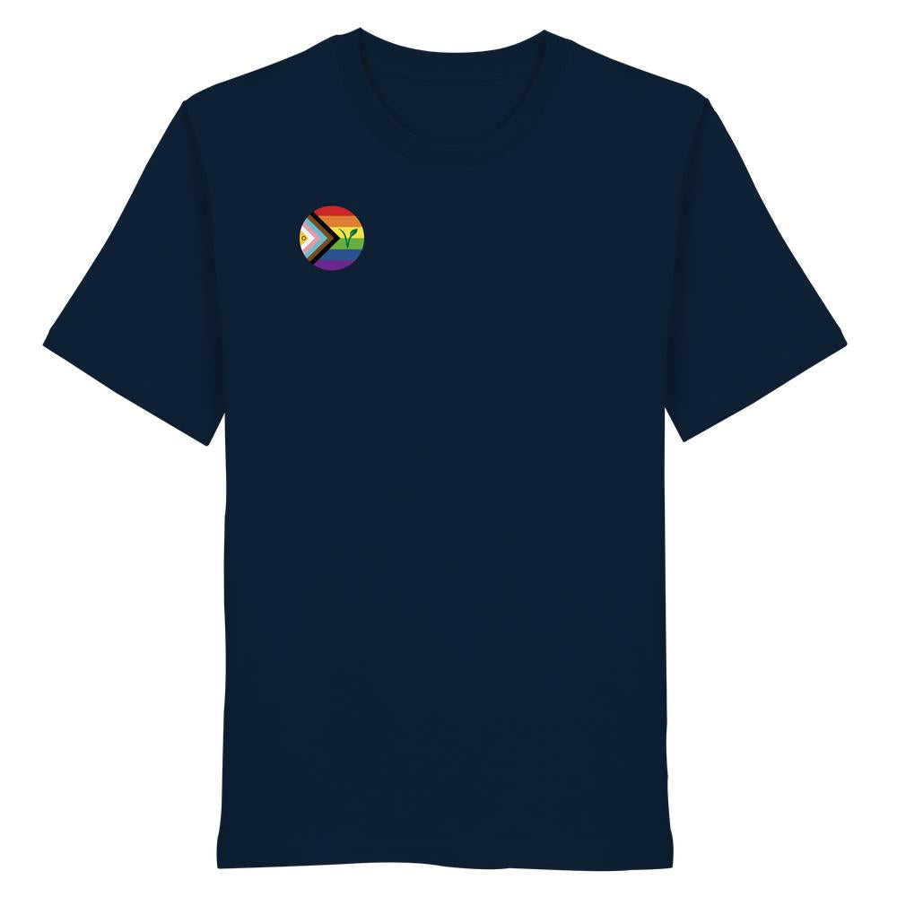 Navyblaues Bio-T-Shirt mit progressiver Pride-Flagge und Veganismus-V auf der Brust. Unisex-Design, 100% Baumwolle, symbolisiert Freiheit, Frieden, Liebe. Von RUDE REBEL.