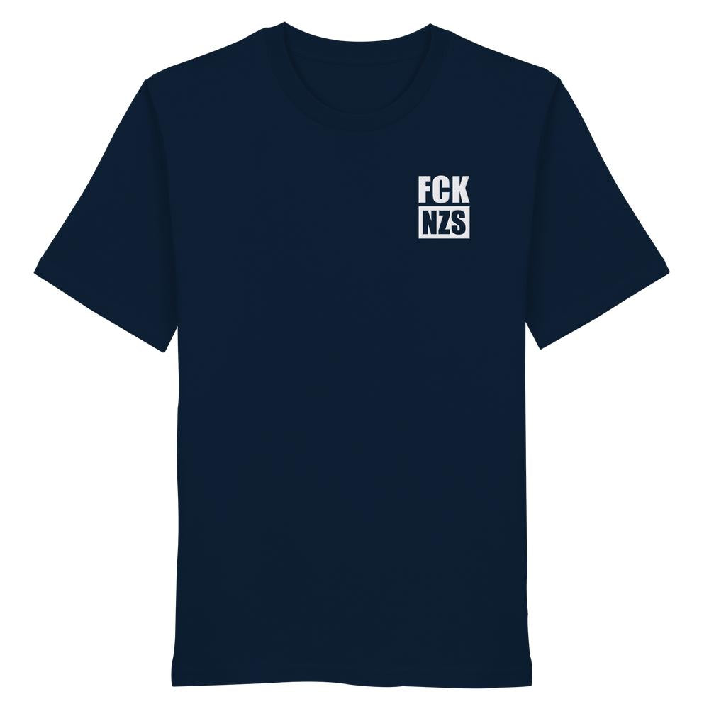 Vegan und Bio Unisex Shirt bestickt: FCK NZS - Organic Shirt. Navy-blaues T-Shirt aus 100% Bio-Baumwolle mit weißem FCK NZS-Print auf der Brust, normale Passform.