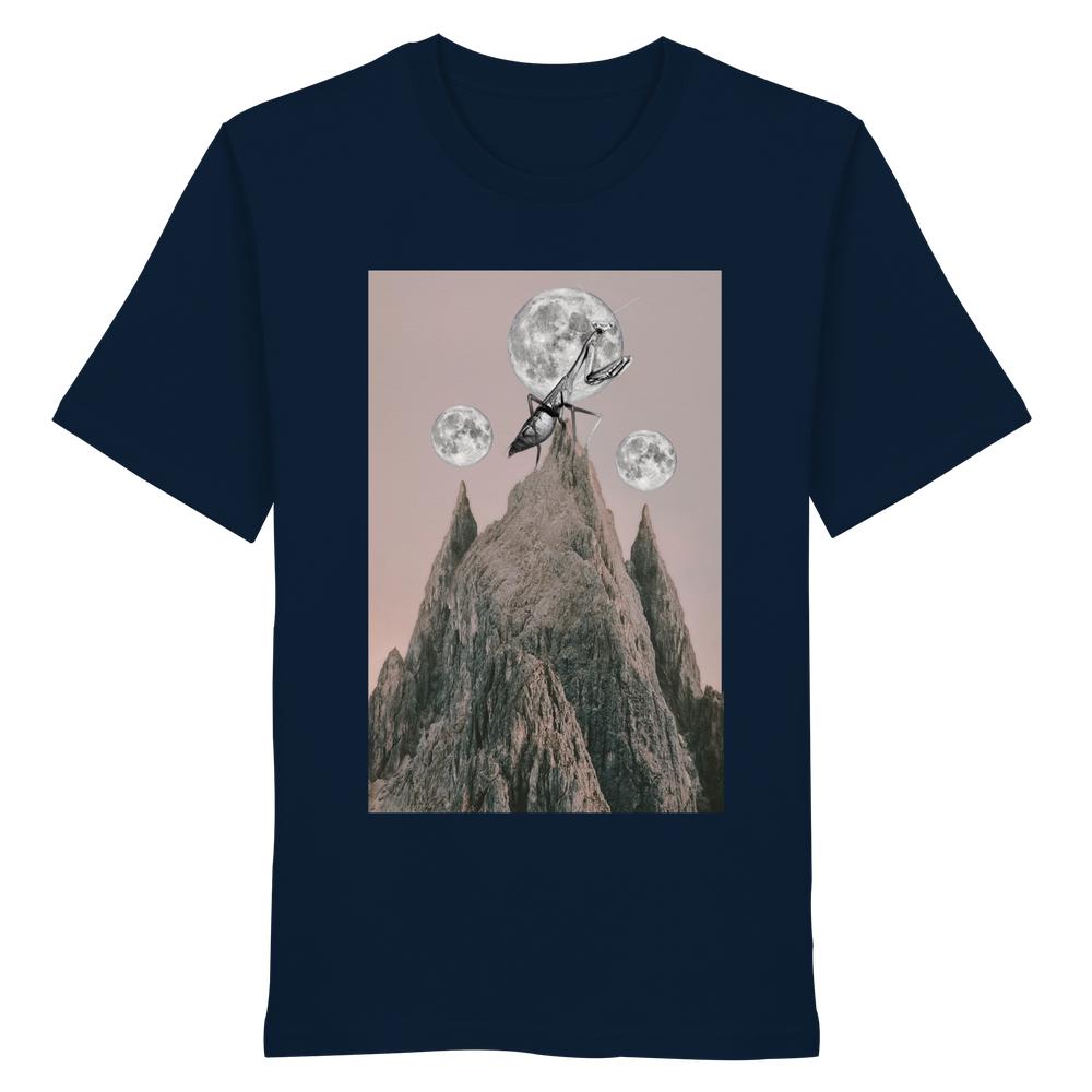 Vegan und Bio Unisex Shirt: Gottesanbeterin mit surrealem Bergmotiv und Mond, symbolisiert majestätische Insektenwelt. Hergestellt aus 100 % Bio-Baumwolle.