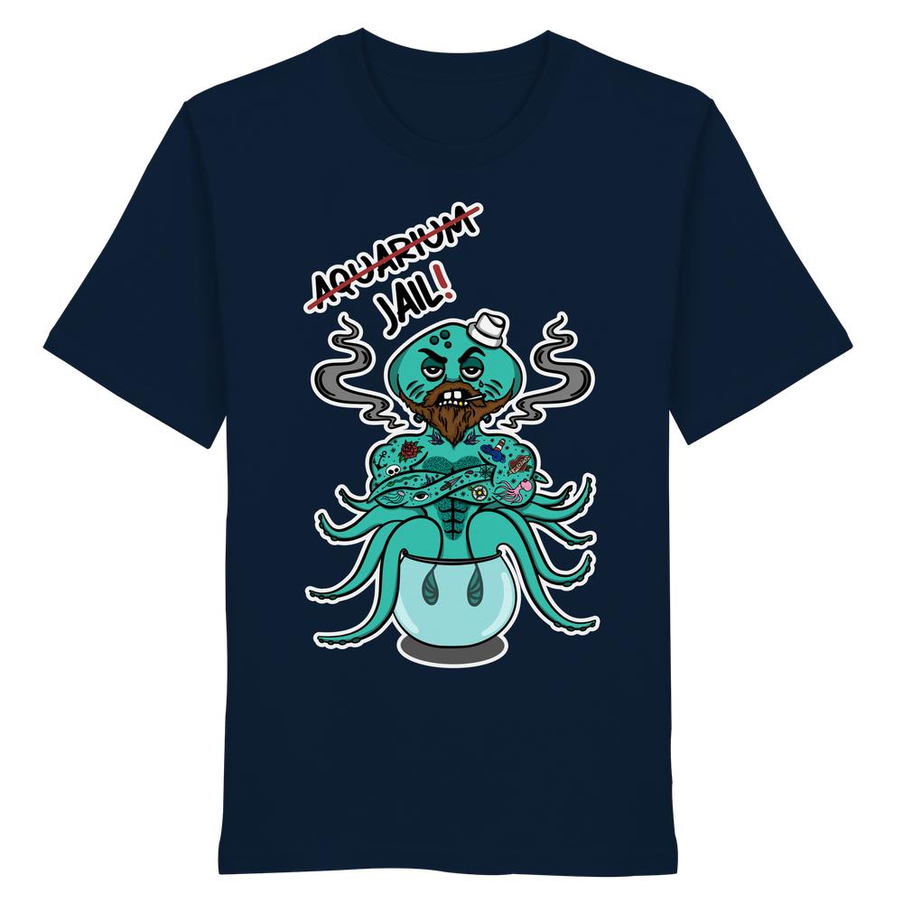 Vegan und Bio Unisex Shirt: Animal Rights - Aquarium=Jail! zeigt grimmigen grünen Oktopus mit Matrosenhut, Bart und Tattoos auf Fischglas, humorvolle Gefängnis-Design.