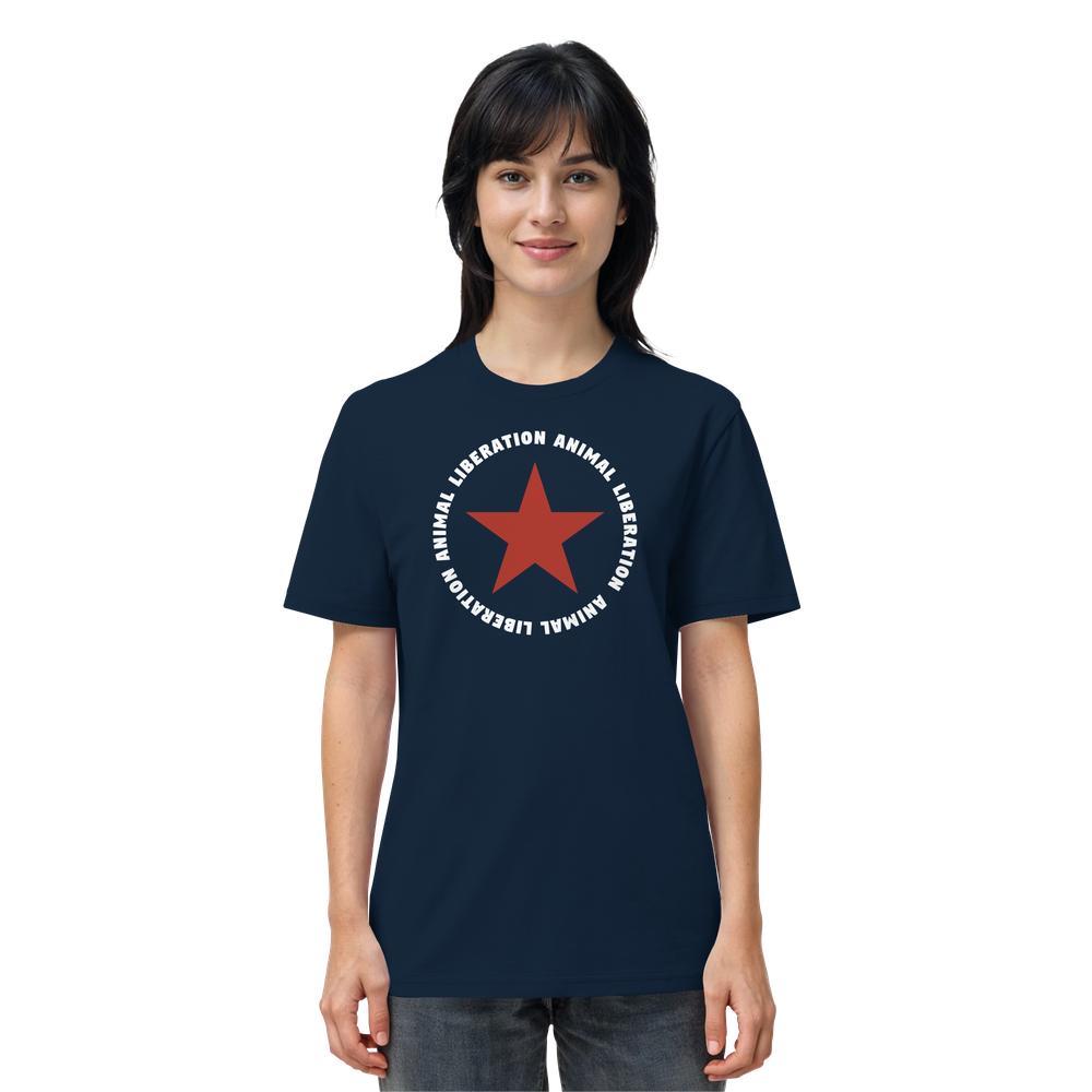 Person trägt das Vegan und Bio Unisex Shirt: Red Star and Animal Liberation mit rotem Stern und Botschaft auf Bio-Baumwolle.
