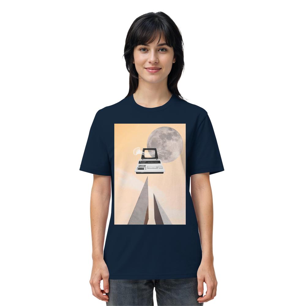 Person trägt das Vegan und Bio Unisex Shirt: Retro Nerd mit surrealem Grafikdruck, featuring Mond, schwebendem Retro-Computer und V-förmigen Säulen. Bio-Baumwolle, normaler Schnitt.
