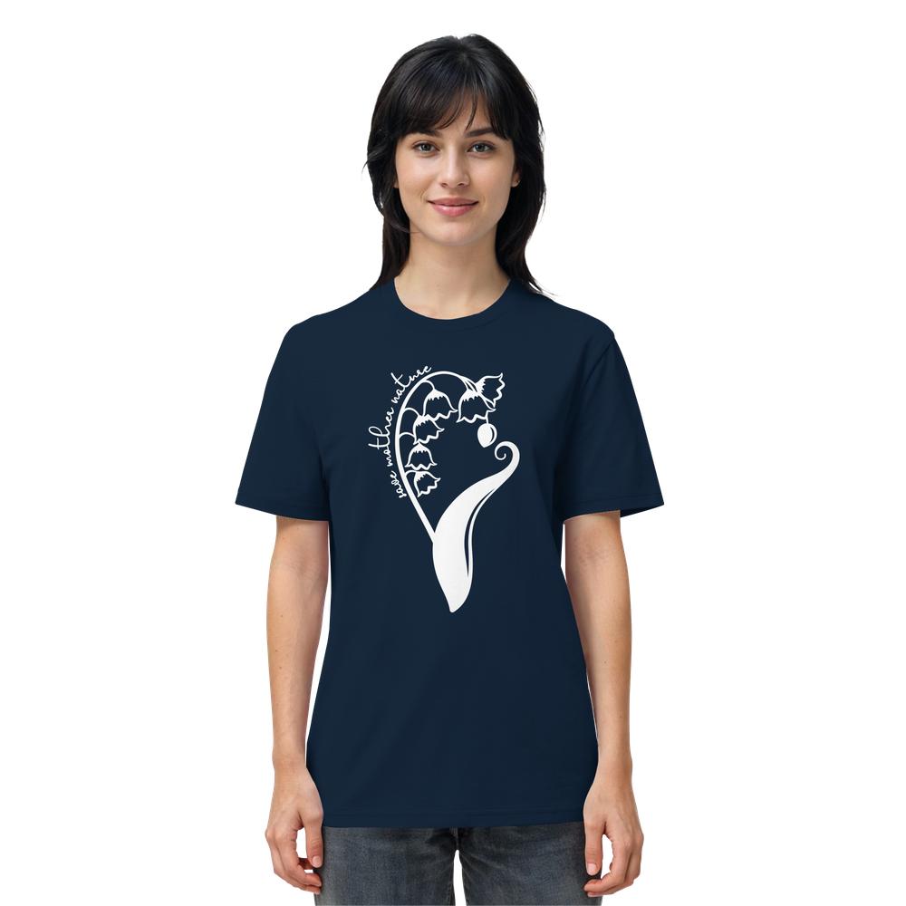 Frau trägt ein navy-blaues T-Shirt mit weißem Maiglöckchen-Design und dem Schriftzug „lose yourself in nature“. Vegan und Bio Unisex Shirt: Save Mother Nature with Flower Power.