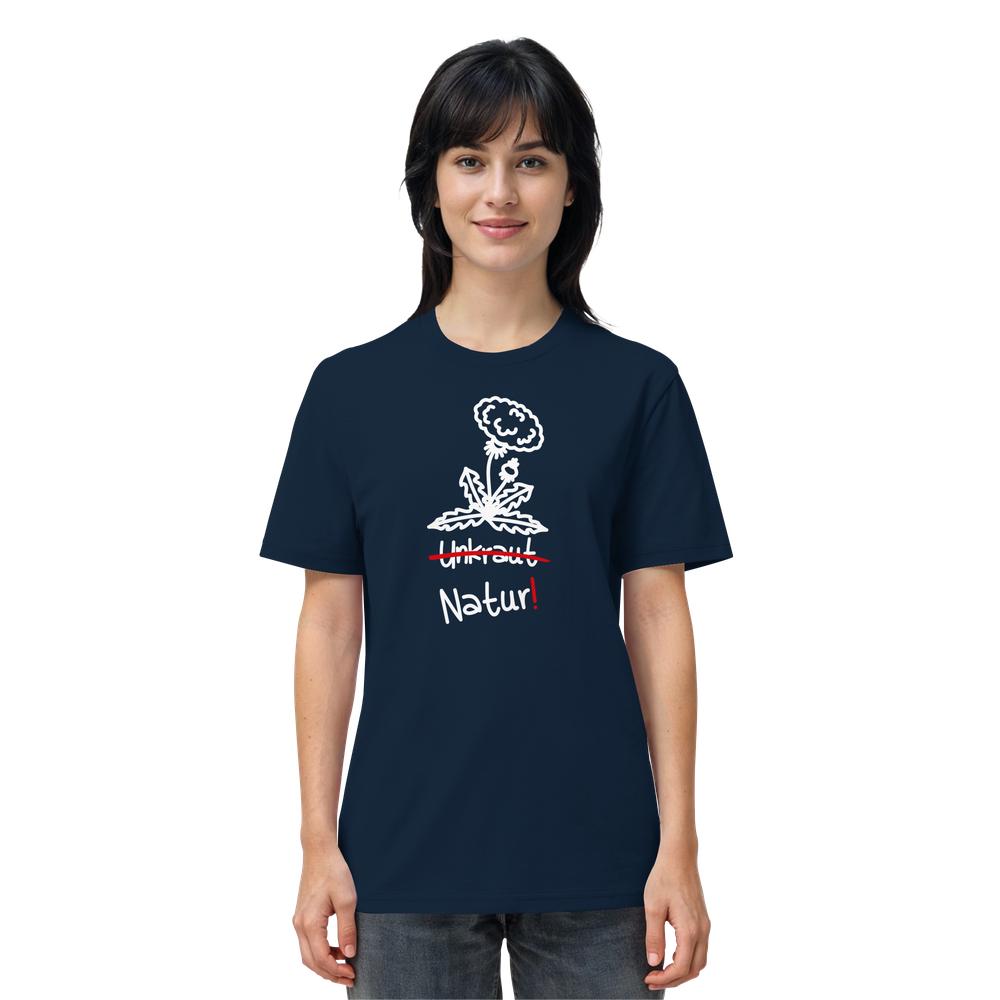 Person trägt ein navy-blaues T-Shirt mit Löwenzahn-Illustration und den Worten Unkraut (durchgestrichen) und Natur! in Weiß. Veganes Bio Unisex Shirt: Löwenzahn.