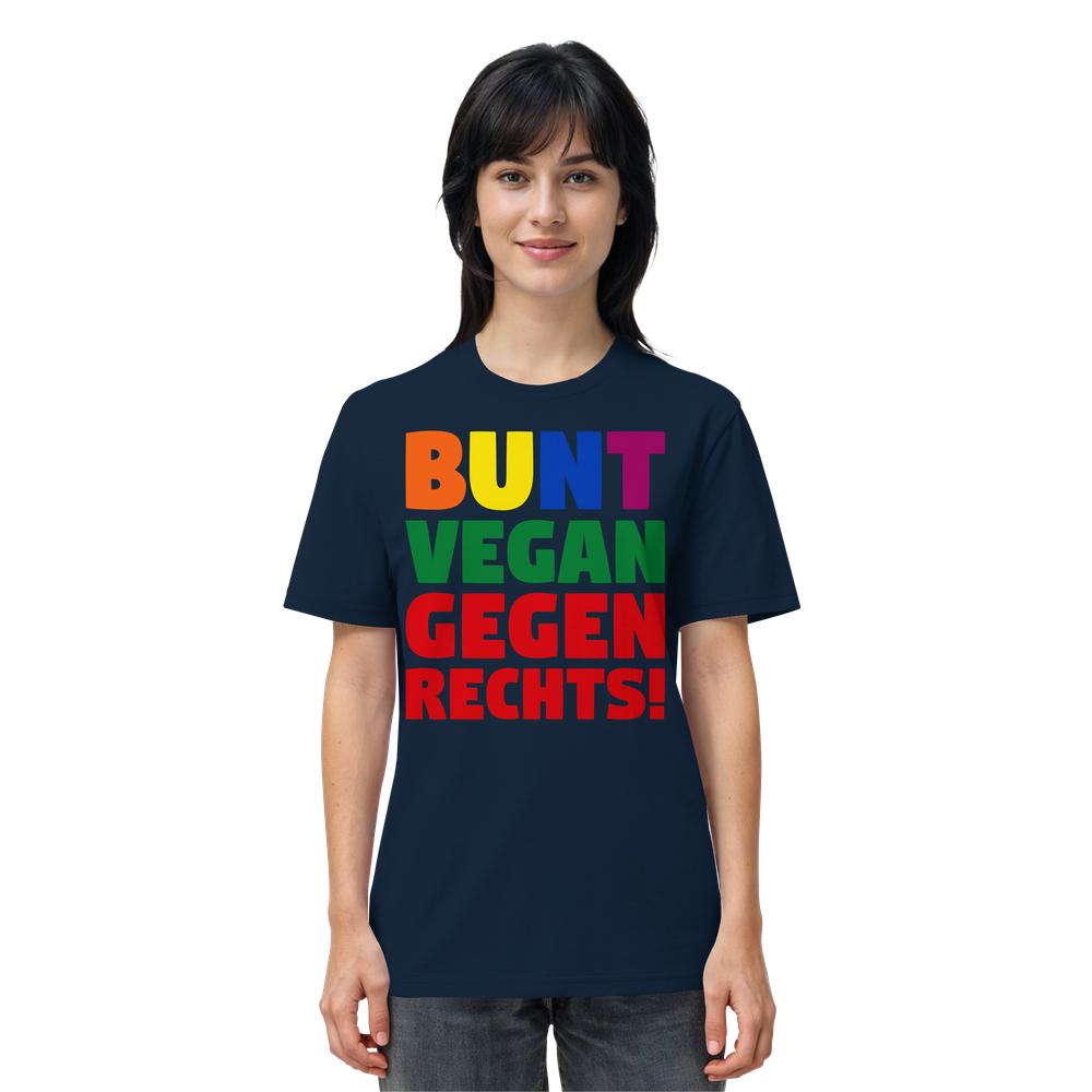 Unisex T-Shirt mit dem Aufdruck BUNT, VEGAN und GEGEN RECHTS! in farbigen Blockbuchstaben, getragen von einer Person vor weißem Hintergrund.