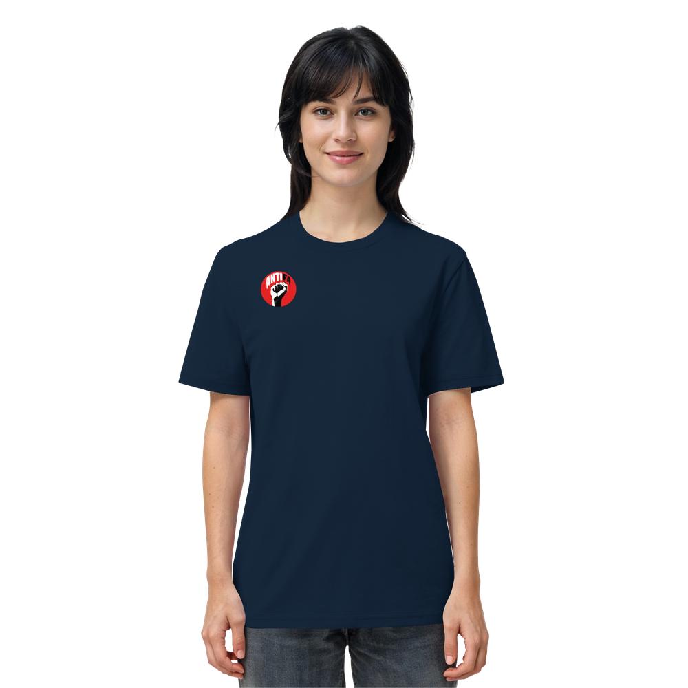 Junge Frau trägt ein dunkelblaues Vegan und Bio Unisex Shirt: Antifa - Gemeinsam gegen Rechts mit rotem und schwarzen Antifa-Logo, repräsentiert rebellisches, nachhaltiges Design von RUDE REBEL.