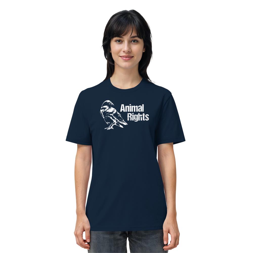 Person trägt dunkelblaues Vegan und Bio Unisex Shirt: Raven - Animal Rights mit weißem Rabenmotiv und Aufschrift Animal Rights, aus 100 % Bio-Baumwolle, von RUDE REBEL.