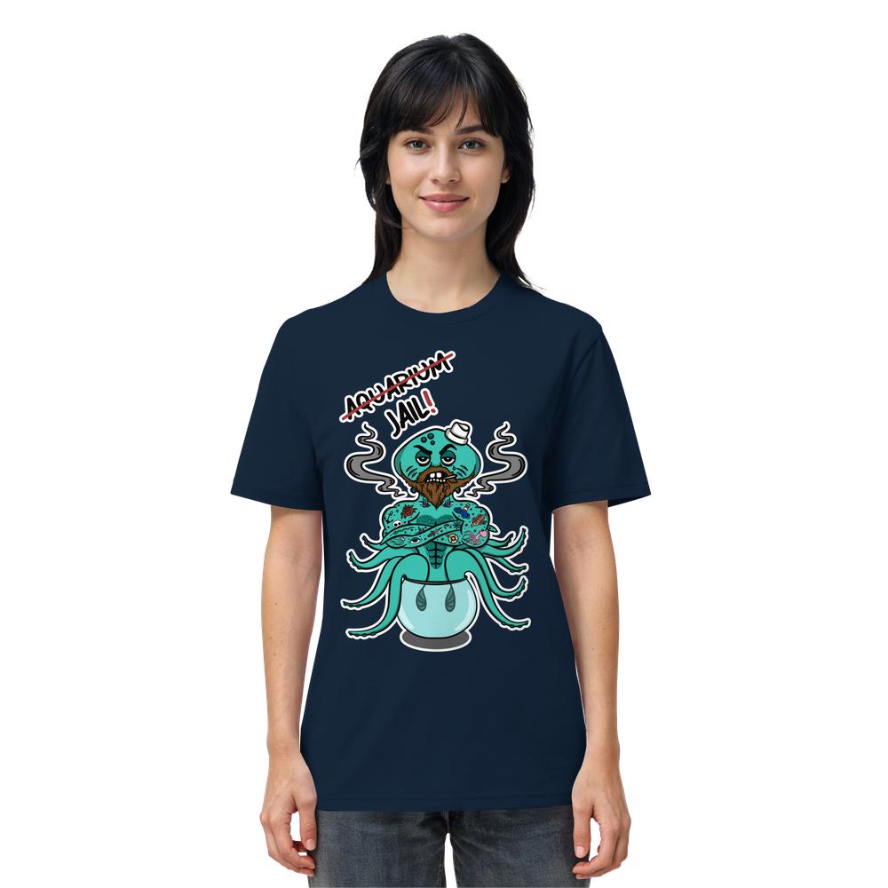 Frau trägt ein navy-blaues T-Shirt mit Cartoon-Grafik: ein bärtiger Oktopus mit Seemannshut im Aquarium=Jail!-Design, symbolisiert Tierrechtsbotschaft.