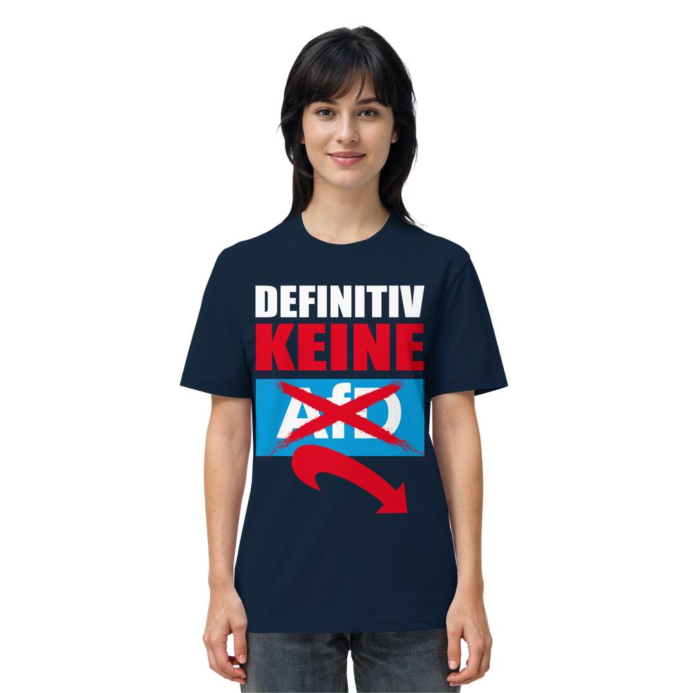 Junge Frau trägt navy T-Shirt mit Definitiv KEINE AfD-Slogan, rotem durchgestrichenem AfD-Logo, vegane Bio-Baumwolle, rebellisches Design von RUDE REBEL.