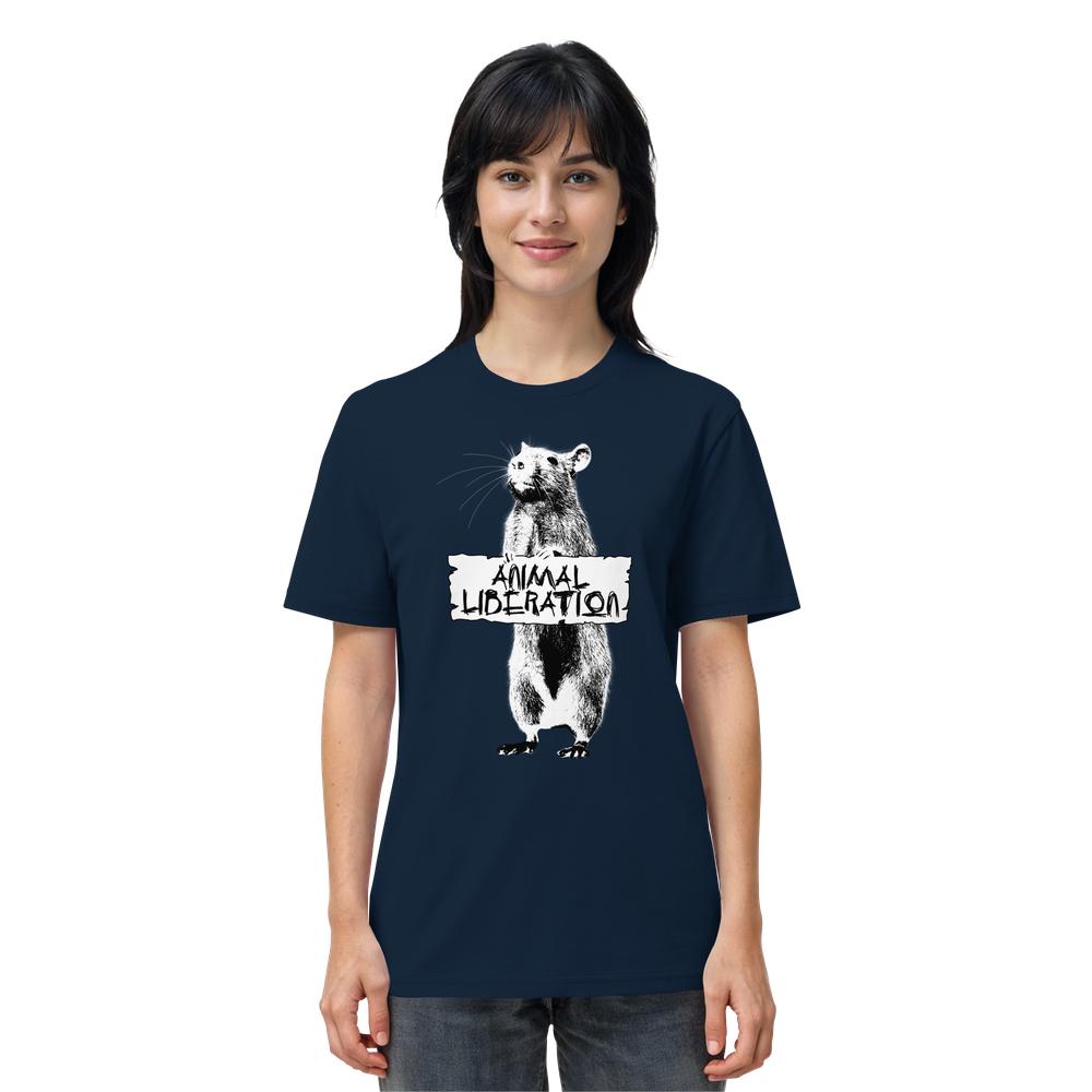 Person trägt ein dunkelblaues T-Shirt mit einem stilisierten, schwarz-weißen Rattenmotiv und dem Text „Animal Liberation“. Produkt: Vegan und Bio Unisex Shirt: Rat for Animal Liberation.