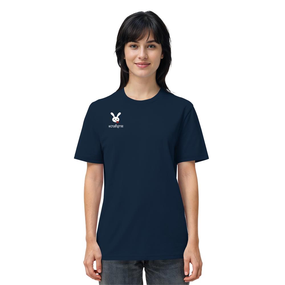 Junge Frau trägt das Vegan und Bio Unisex Shirt: Crueltyfree Bunny mit kleinem Cartoon-Kaninchenkopf, aus 100% Biobaumwolle, symbolisiert vegane und nachhaltige Mode von RUDE REBEL.
