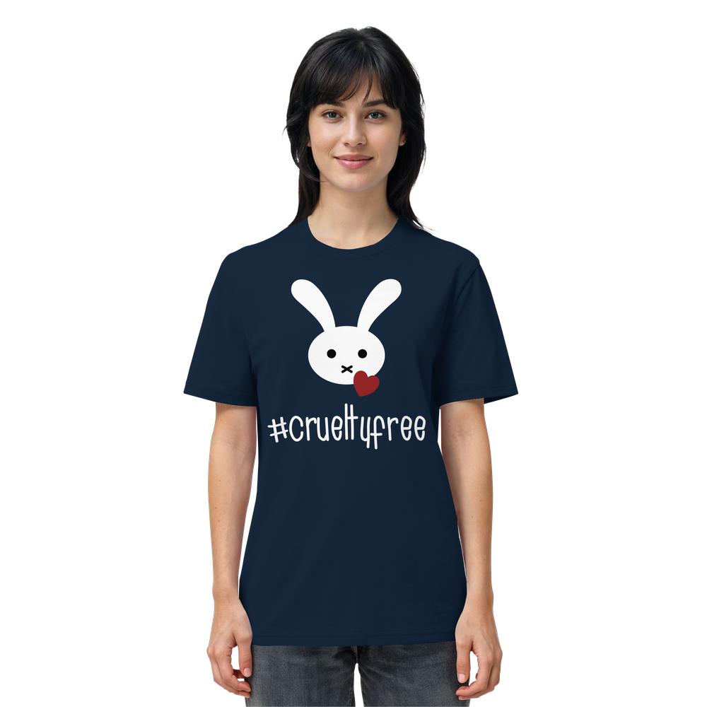 Person trägt ein dunkelblaues T-Shirt mit weißem Hasenkopf und rotem Herz, darunter crueltyfree in handgeschriebener Schrift. Produkt: Vegan und Bio Unisex Shirt: Crueltyfree Bunny BIG.