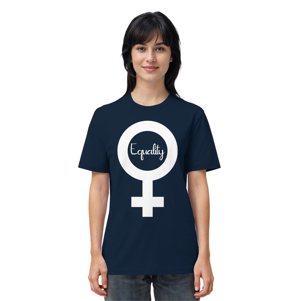 Frau trägt das Vegan und Bio Unisex Shirt: Feminismus - Der Kampf um Gleichberechtigung mit weißem Frauensymbol und Equality Schriftzug auf der Brust.