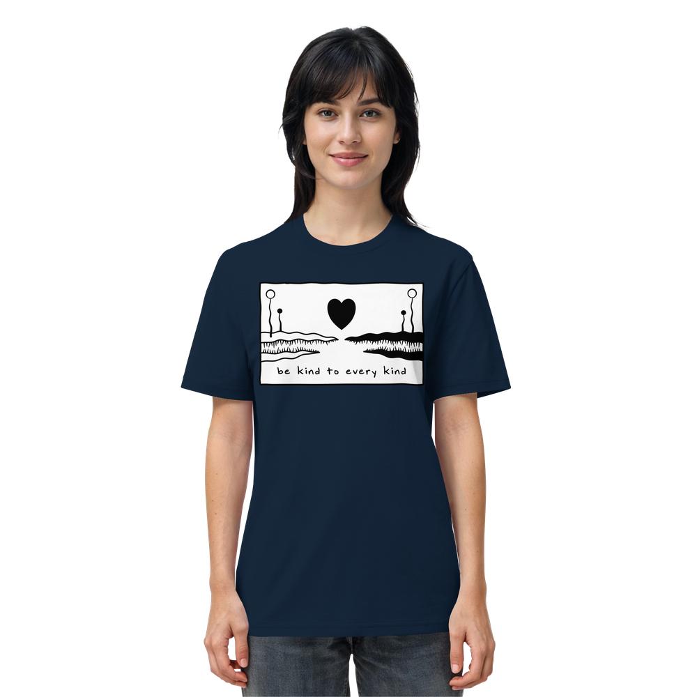 Vegan und Bio Unisex Shirt: Frau trägt navy-blaues T-Shirt mit schwarzem Herz, Landschaftsgrafik und dem Slogan „be kind to every kind“ vorne. 100 % Bio-Baumwolle.