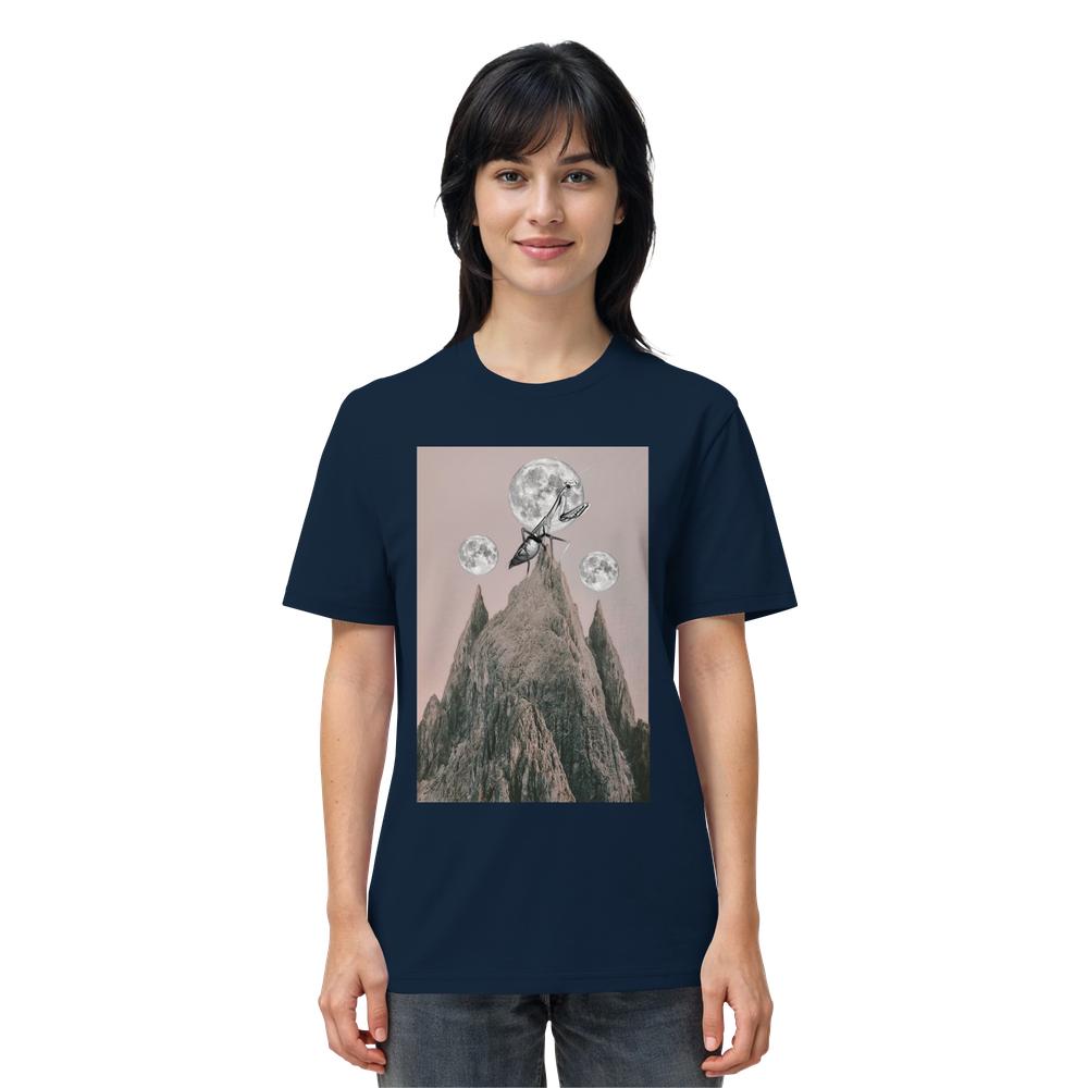 Vegan und Bio Unisex Shirt: Gottesanbeterin mit surrealem Print von Berggipfel, Monden und Ameise, aus 100 % Bio-Baumwolle, normale Passform.