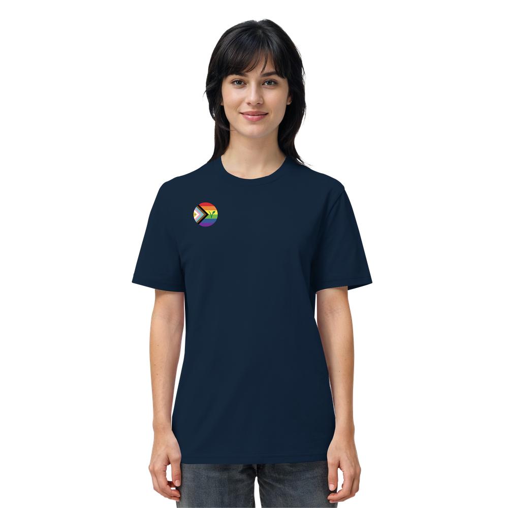 Person trägt dunkelblaues Unisex-Shirt mit kleinem Progress-Pride-Emblem und veganem V auf der Brust, aus 100% Bio-Baumwolle, von RUDE REBEL.