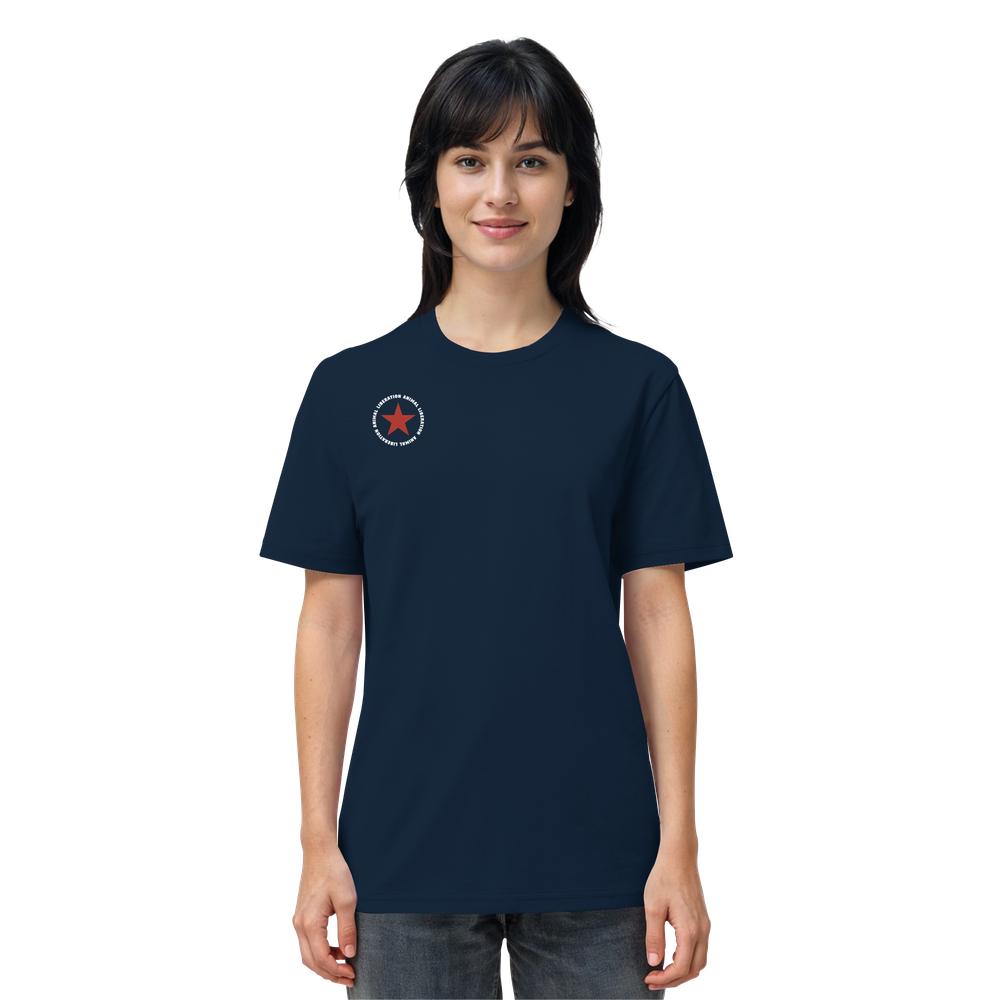 Junge Frau trägt dunkelblaues Vegan und Bio Unisex Shirt: Red Star - Animal Liberation aus Biobaumwolle, mit kleinem roten Stern-Logo links auf der Brust.