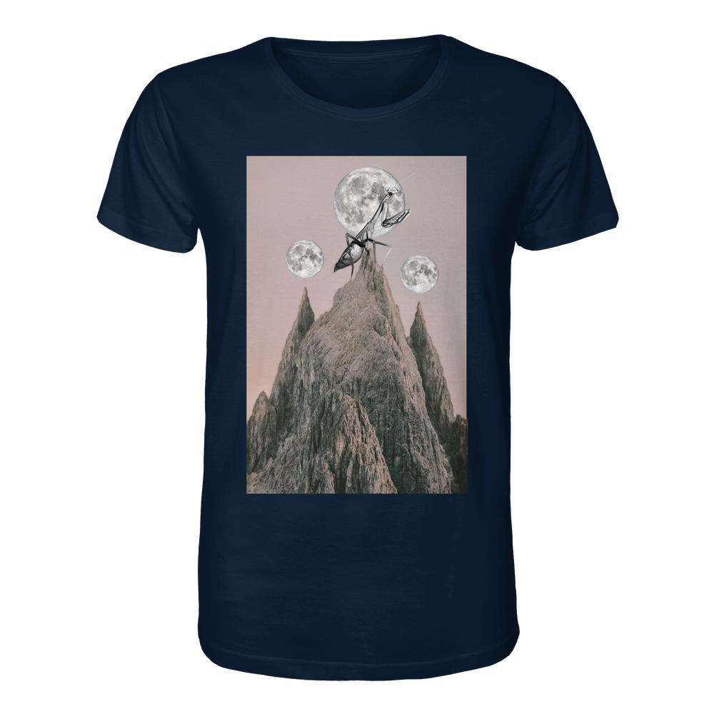 Vegan und Bio Unisex Shirt: Gottesanbeterin, zeigt surrealen Berggipfel mit Ameise und drei Monden, aus 100 % Bio-Baumwolle, von RUDE REBEL.