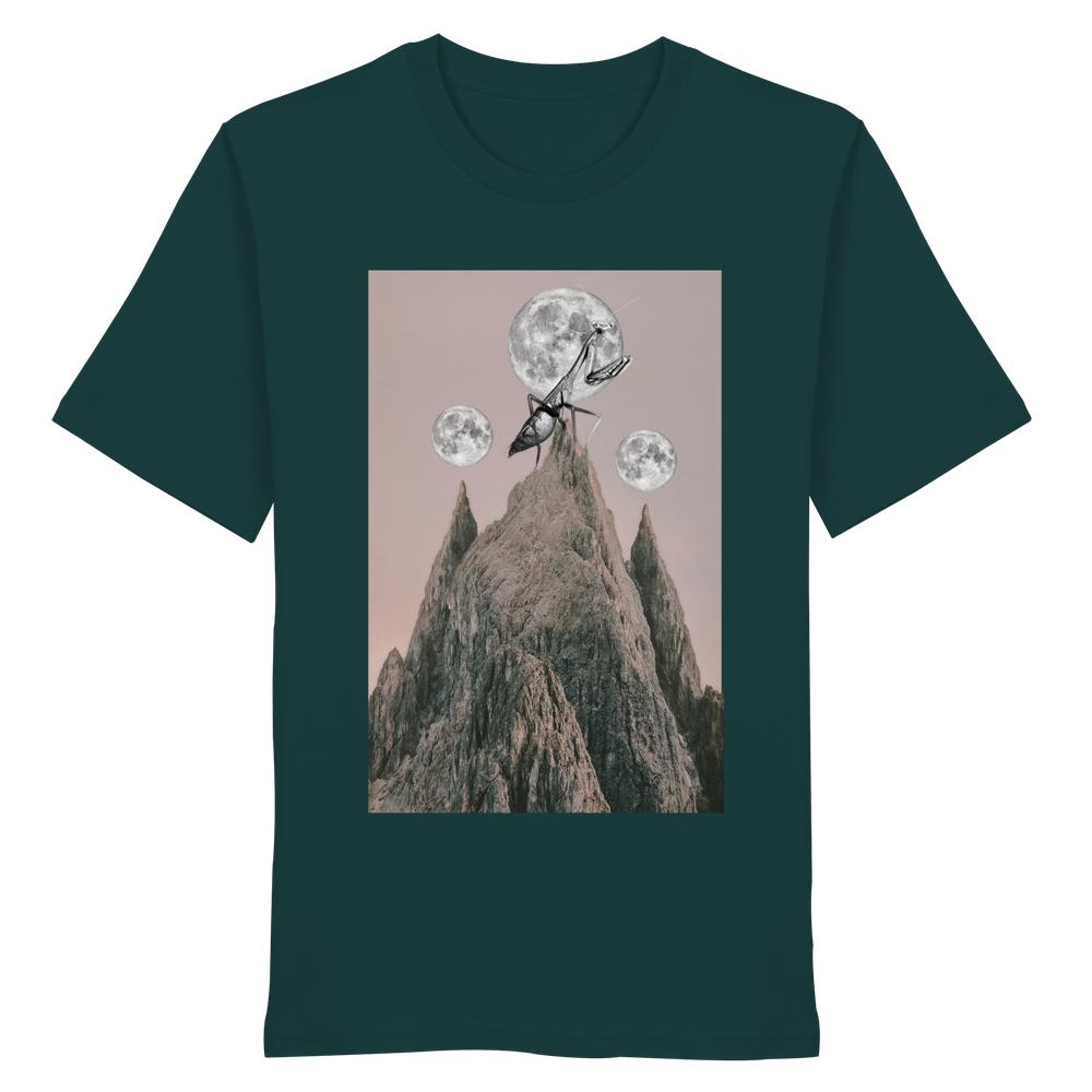 Vegan und Bio Unisex Shirt: Gottesanbeterin mit surrealem Berg- und Insektenmotiv auf der Vorderseite, aus Bio-Baumwolle, verkörpert vegane und nachhaltige Werte von RUDE REBEL.