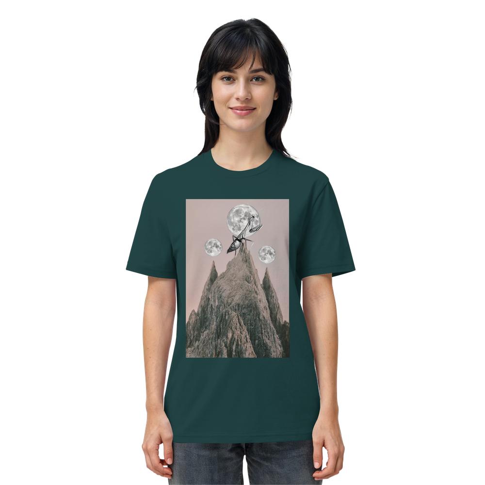 Vegan und Bio Unisex Shirt: Gottesanbeterin mit surrealem Berg- und Insektenmotiv, aus 100 % Bio-Baumwolle, normale Passform, präsentiert auf weiblichem Modell.
