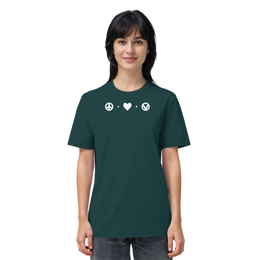 Frau in dunkelgrünem Bio-T-Shirt mit Peace - Love - Veganism-Design: Frieden, Herz und Vegansymbol in Weiß, repräsentiert vegane, nachhaltige Mode von RUDE REBEL.