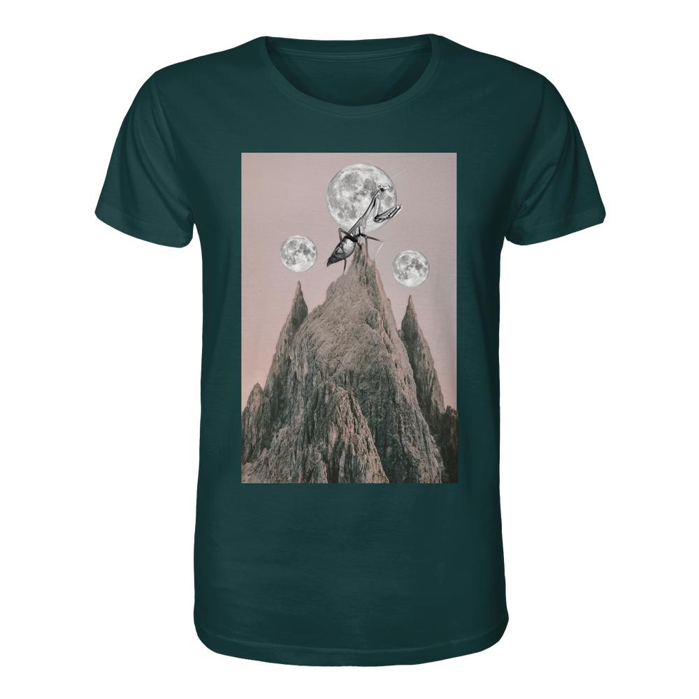 Vegan und Bio Unisex Shirt: Gottesanbeterin. Surreales Design mit Berggipfel, drei Monden und Gottesanbeterin. Hergestellt aus 100 % Bio-Baumwolle, normale Passform.