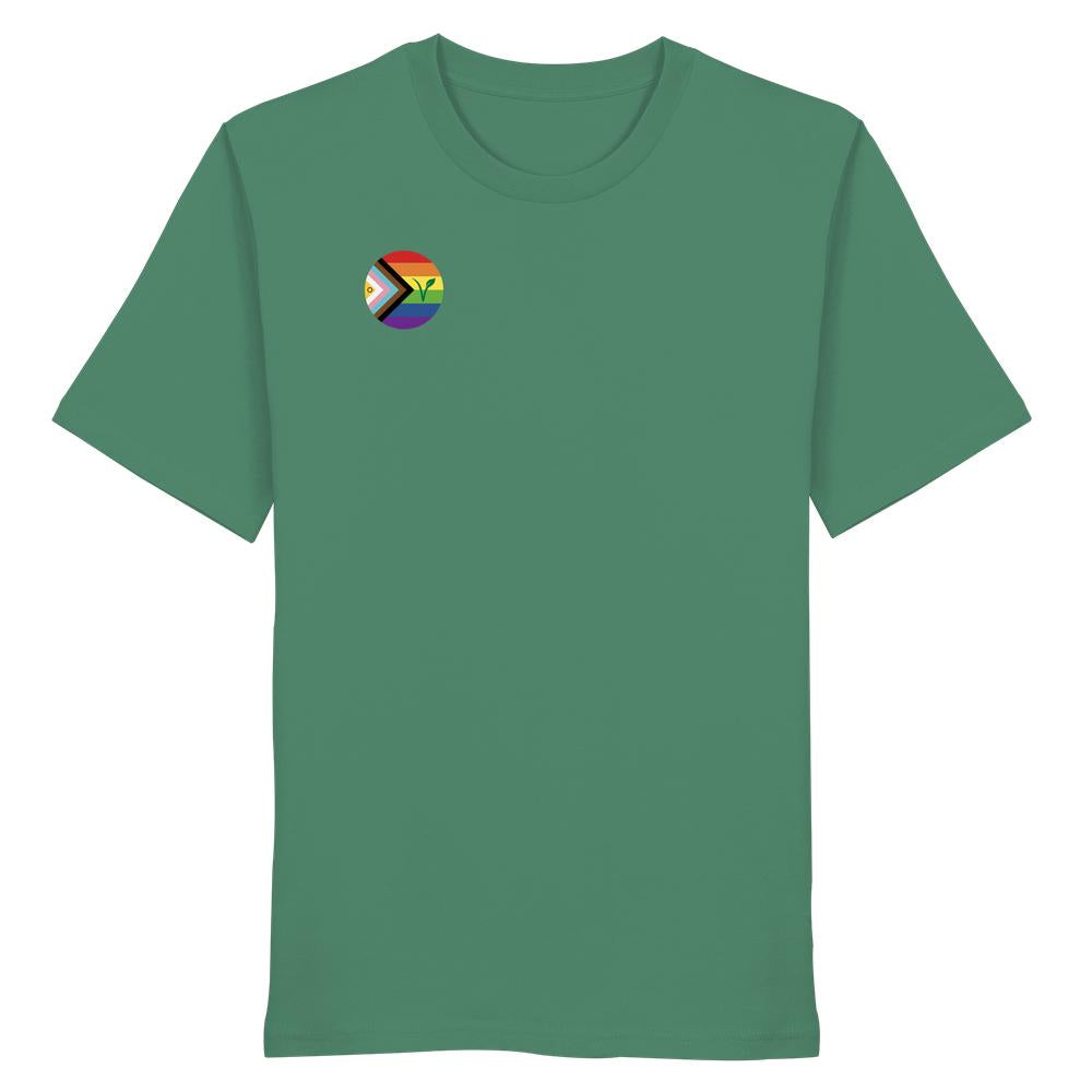 Unisex-Shirt in Waldgrün mit Progress Pride-Abzeichen und erweitertem V für Veganismus, aus Bio-Baumwolle, von RUDE REBEL.