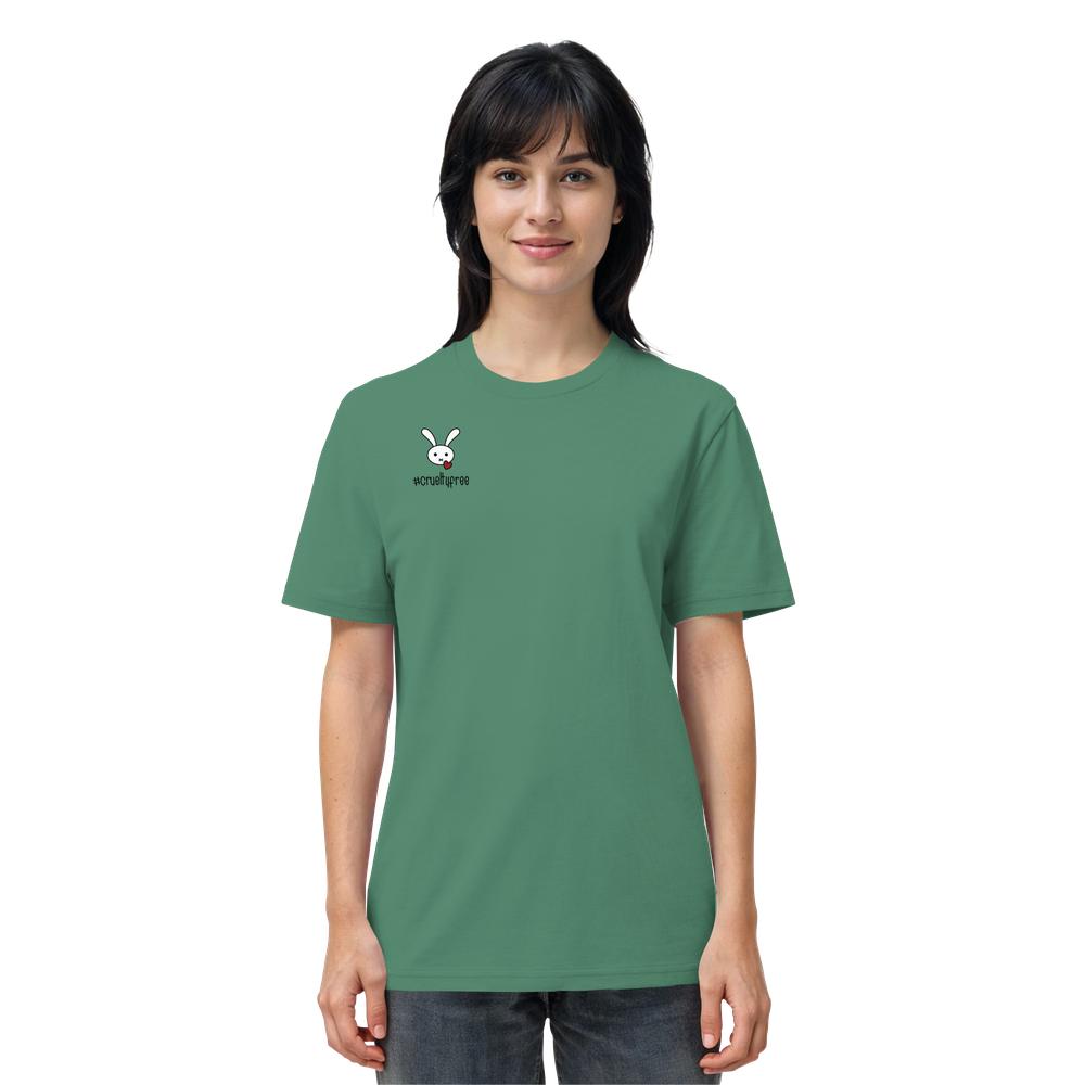 Modell trägt ein grünes T-Shirt mit kleinem weißen Hasenkopf und crueltyfree-Text auf der Brust. Vegan und Bio Unisex Shirt: Crueltyfree Bunny von RUDE REBEL.