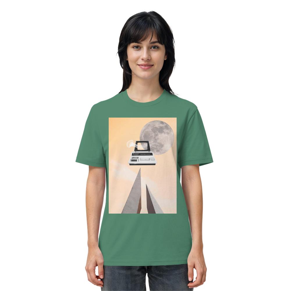 Frau trägt ein Vegan und Bio Unisex Shirt: Retro Nerd mit surrealem Grafikdesign, das pyramidenförmige Türme und einen alten Computer unter einem Mond zeigt.