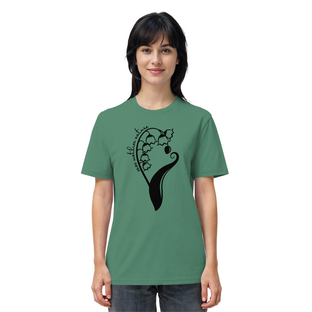 Modell trägt das Vegan und Bio Unisex Shirt: Save Mother Nature with Flower Power, mit Maiglöckchen-Motiv und Phrase „see wild nature“, aus 100 % Bio-Baumwolle.