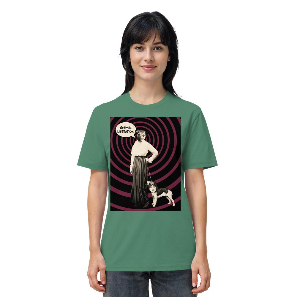 Person trägt das Unisex-Shirt Vegan und Bio: Upside Down - Animal Liberation mit surrealem Hunde-Menschen-Collage-Design, inspiriert von Tierrechten. 100 % Bio-Baumwolle, normale Passform.