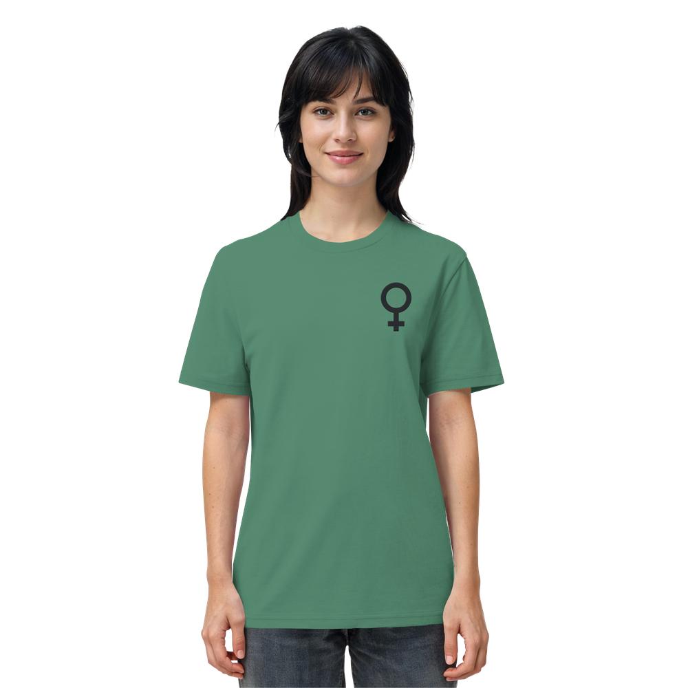 Person trägt ein grünes, kurzärmeliges Bio-Baumwoll-Shirt mit schwarzem Venus-Symbol auf der Brust, repräsentiert feministischen Kampf. Produkt: Vegan und Bio Unisex Shirt bestickt: Das Venussymbol.
