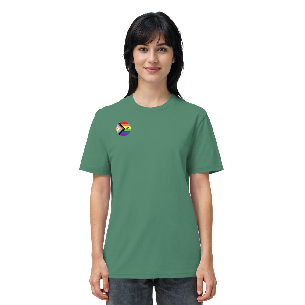 Model trägt Vegan und Bio Unisex Shirt: LGBTQIA+ VEGAN mit Progress Pride Emblem auf grüner Bio-Baumwolle, verkörpert Freiheit und Tierrechte.