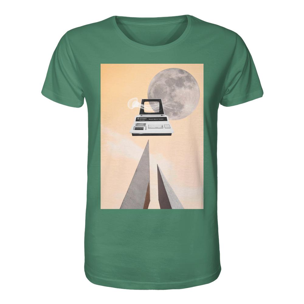 Vegan und Bio Unisex Shirt: Retro Nerd mit surrealem Grafikdruck, zeigt Computerterminal vor Mond und Spire, symbolisiert Natur vs. Technik. Baumwolle, nachhaltige Herstellung.