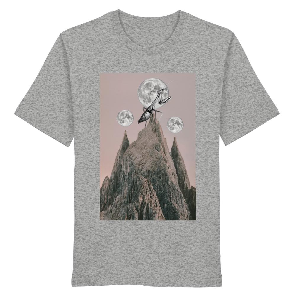 Vegan und Bio Unisex Shirt: Gottesanbeterin mit surrealem Fotocollage-Druck. Zeigt Berge, einen riesigen Ameisen, drei Monde. Hergestellt aus 100% Bio-Baumwolle.