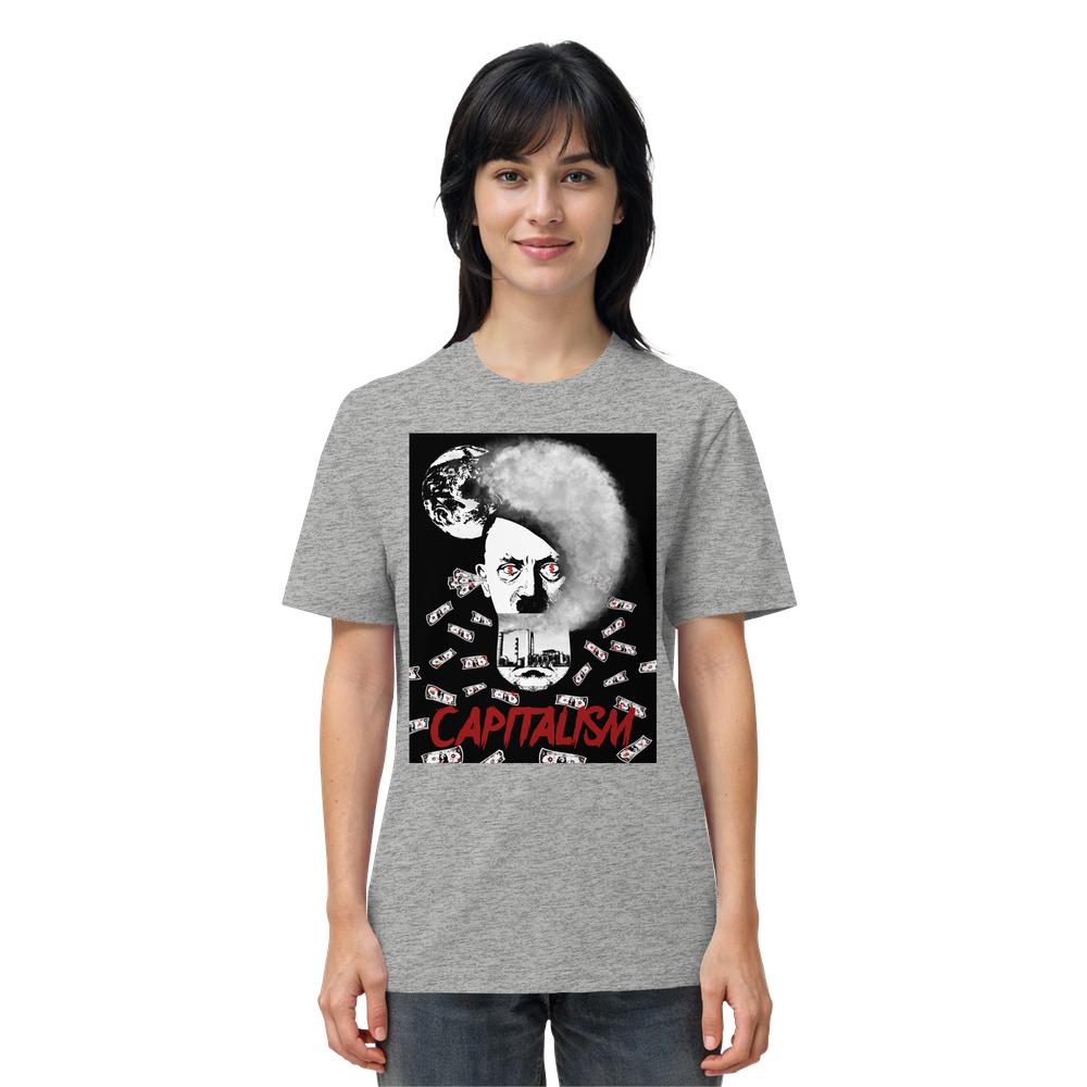 Frau trägt das Vegan und Bio Unisex Shirt: Capitalism vs. Earth - The Money Game mit Hitler-artigem Gesicht, Fabrikmund, blutunterlaufenen Augen, schwebenden Geldscheinen und CAPITALISM-Schriftzug.