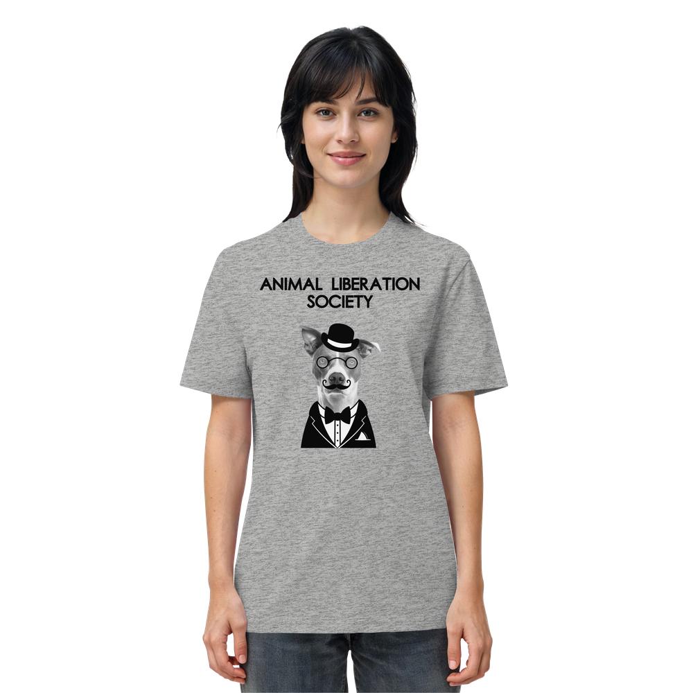 Person trägt ein graues T-Shirt mit ANIMAL LIBERATION SOCIETY und stilisiertem Hund im Smoking. Vegan und Bio Unisex Shirt: Mr. Dog - Animal Liberation Society.