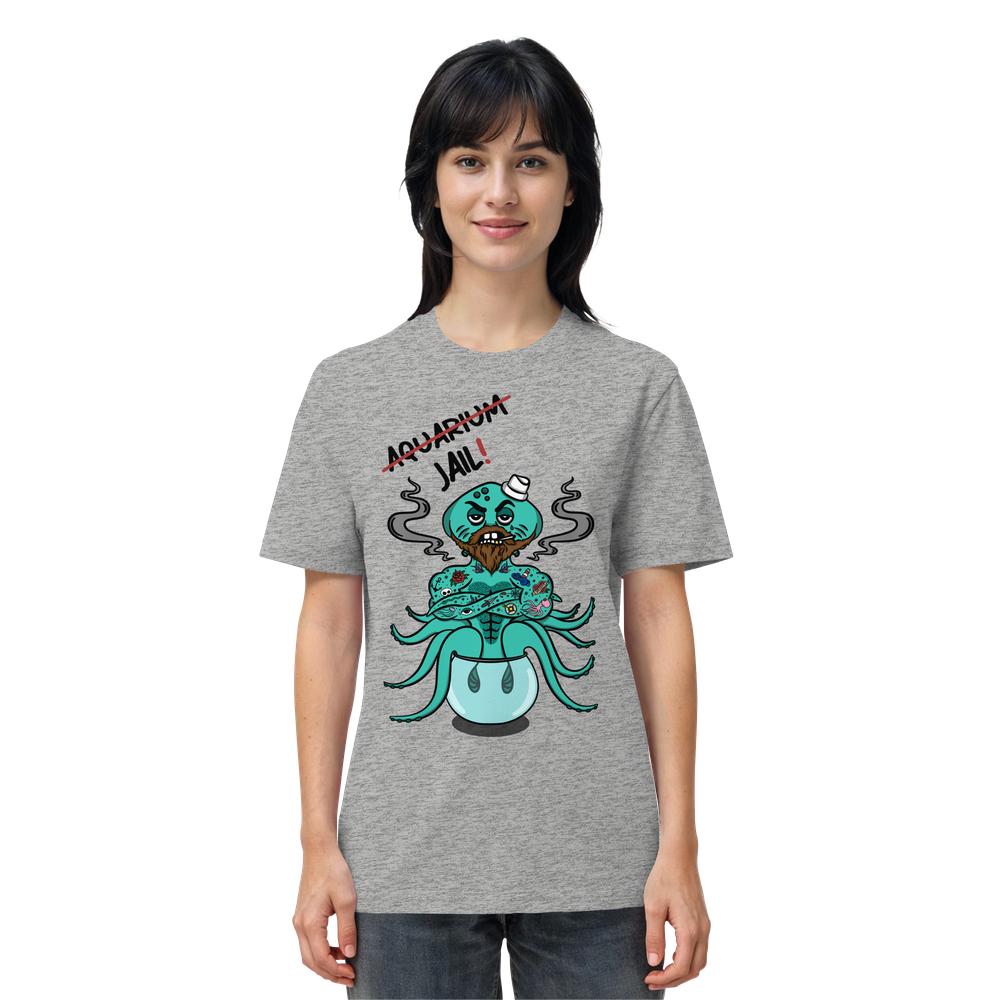 Junge Frau trägt ein graues T-Shirt mit Cartoon-Seehybride und Schriftzug AQUARIUM durchgestrichen, JAIL! darunter, symbolisiert Tierrechtsbotschaft; veganes, bio-zertifiziertes Material.