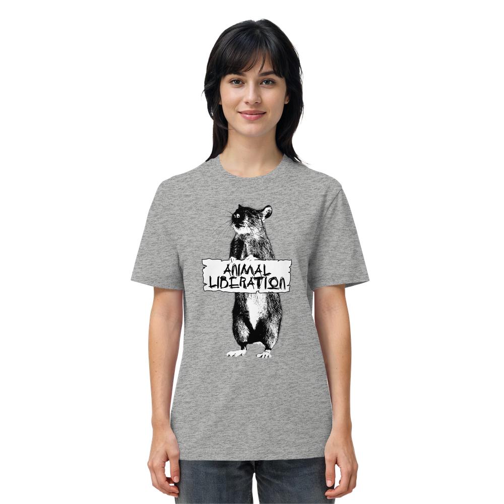 Person trägt ein unisex Bio-Shirt in Grau mit Banksy-inspirierter Ratten-Illustration und Animal Liberation-Schriftzug, passend zur veganen und nachhaltigen Marke RUDE REBEL.
