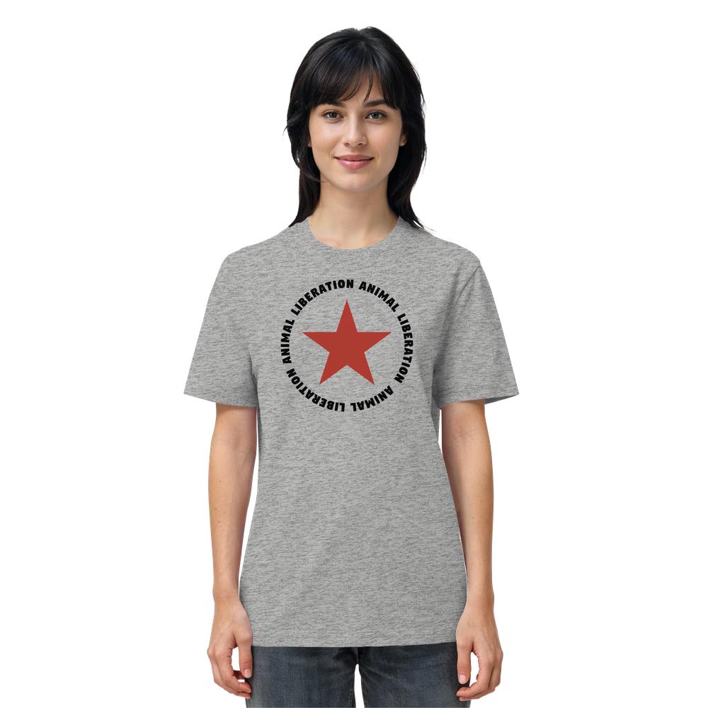 Person trägt ein Vegan und Bio Unisex Shirt: Red Star and Animal Liberation, aus 100% Bio-Baumwolle, mit rotem Stern und ANIMAL LIBERATION Schriftzug in Kreisform.